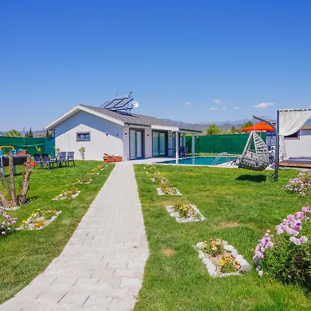 Denize 500 Metre 4 Kisilik Kayram Hotel